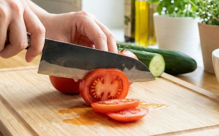 最高級安来鋼青紙鋼を使用！鍛冶屋職人による手造り鍛造の三徳包丁