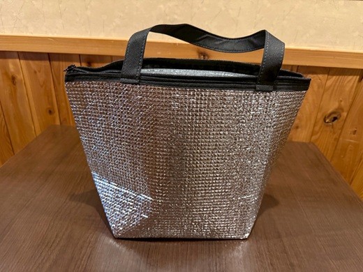 保冷バッグに入れてお届けします。