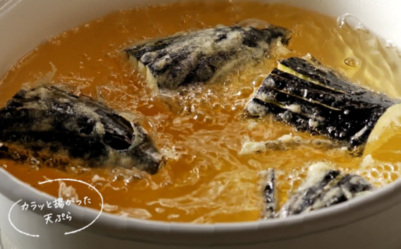 四日市市 九鬼太白純正胡麻油でナスやエビの天ぷらを揚げる