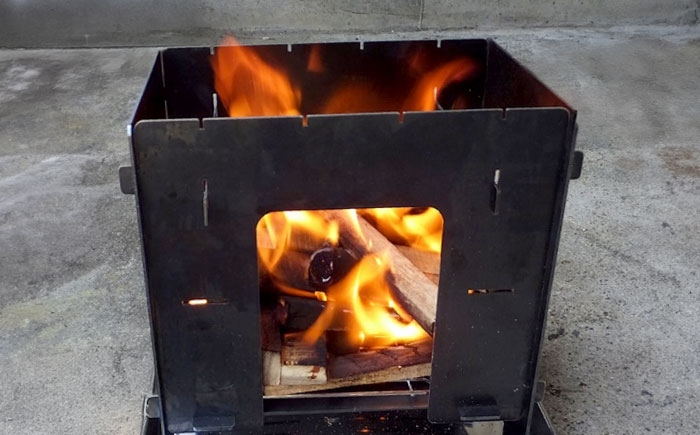 庭先から非常時まで。炭・薪・固形燃料も使える「頼れる万能コンロ」。