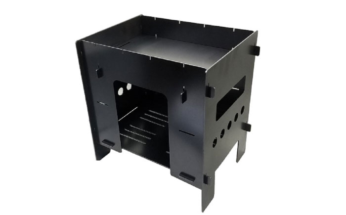 庭先から非常時まで。炭・薪・固形燃料も使える「頼れる万能コンロ」。