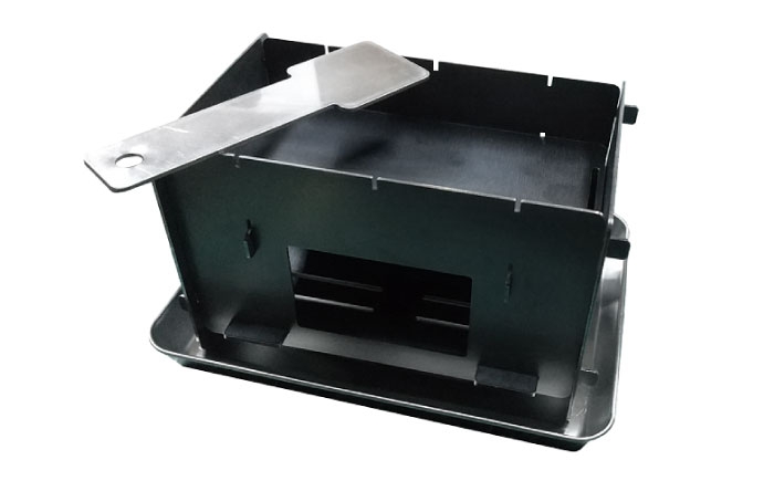 庭先から非常時まで。炭・薪・固形燃料も使える「頼れる万能コンロ」。