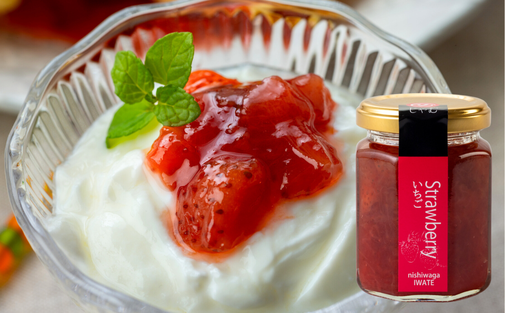 畑で色鮮やかに熟したいちごだけを収穫