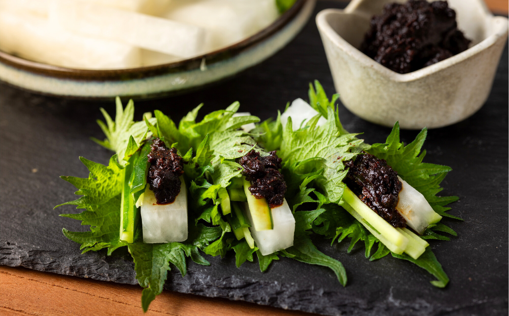 発酵の力を感じる、三年熟成味噌。お肉や野菜につけたり、酒のつまみとしてもオススメです。