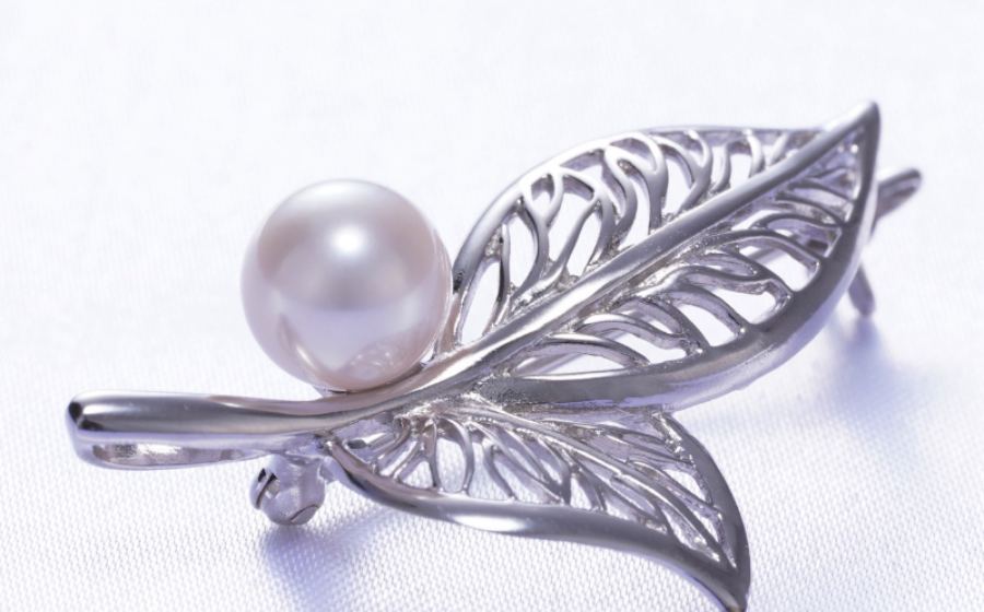 胸元に上品な輝きアコヤ真珠ブローチ
