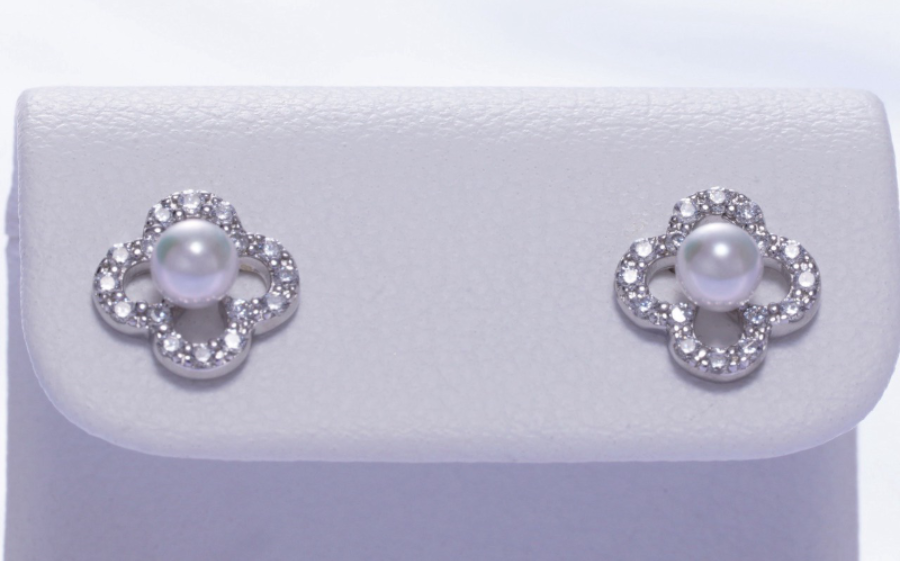 上品に輝くフラワー真珠ピアス