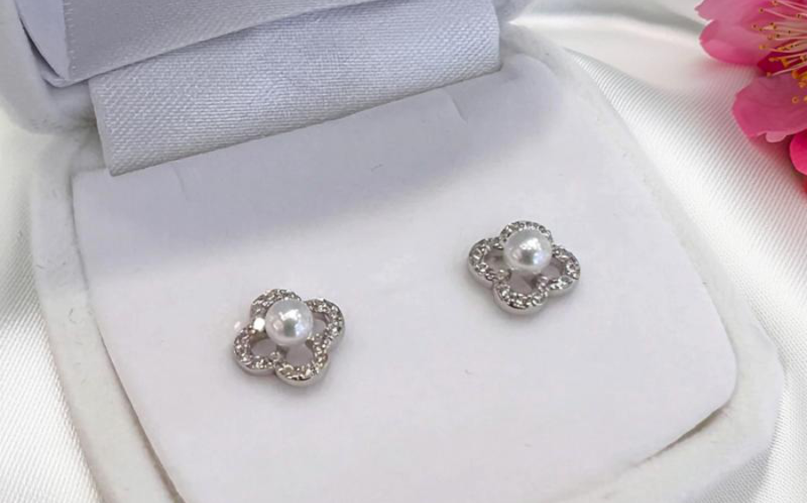 プレゼントにも最適の真珠ピアス