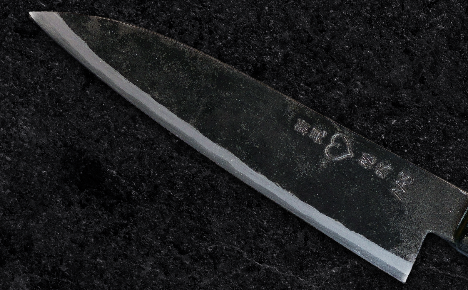 熟練の手打ち鍛造による仕上げで圧倒的な切れ味を実現。食材への入りが滑らかで断面も美しく整う高品質な一本です。