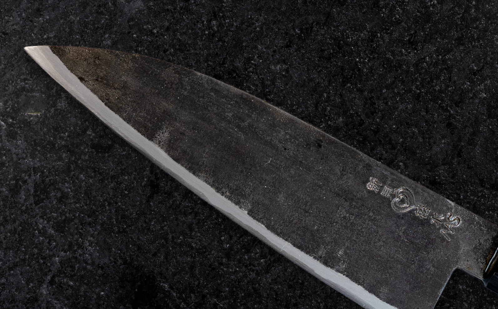 熟練の手打ち鍛造による仕上げで圧倒的な切れ味を実現。食材への入りが滑らかで断面も美しく整う高品質な一本です。