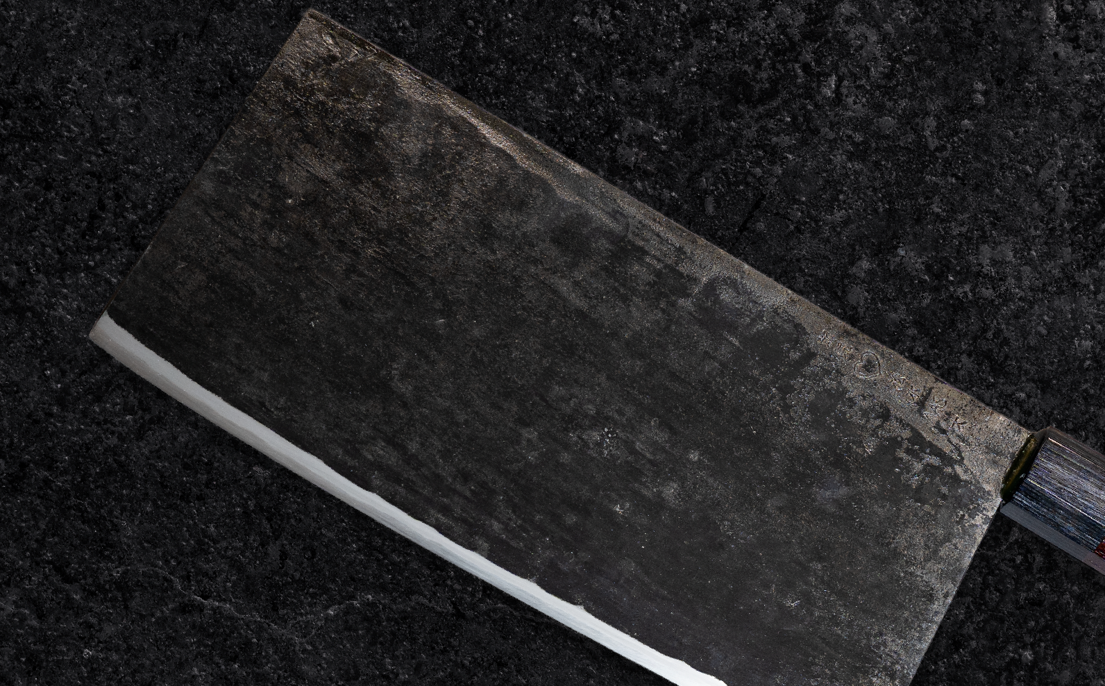 熟練の手打ち鍛造による仕上げで圧倒的な切れ味を実現。食材への入りが滑らかで断面も美しく整う高品質な一本です。