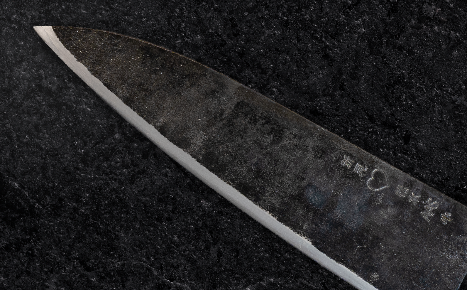 熟練の手打ち鍛造による仕上げで圧倒的な切れ味を実現。食材への入りが滑らかで断面も美しく整う高品質な一本です。