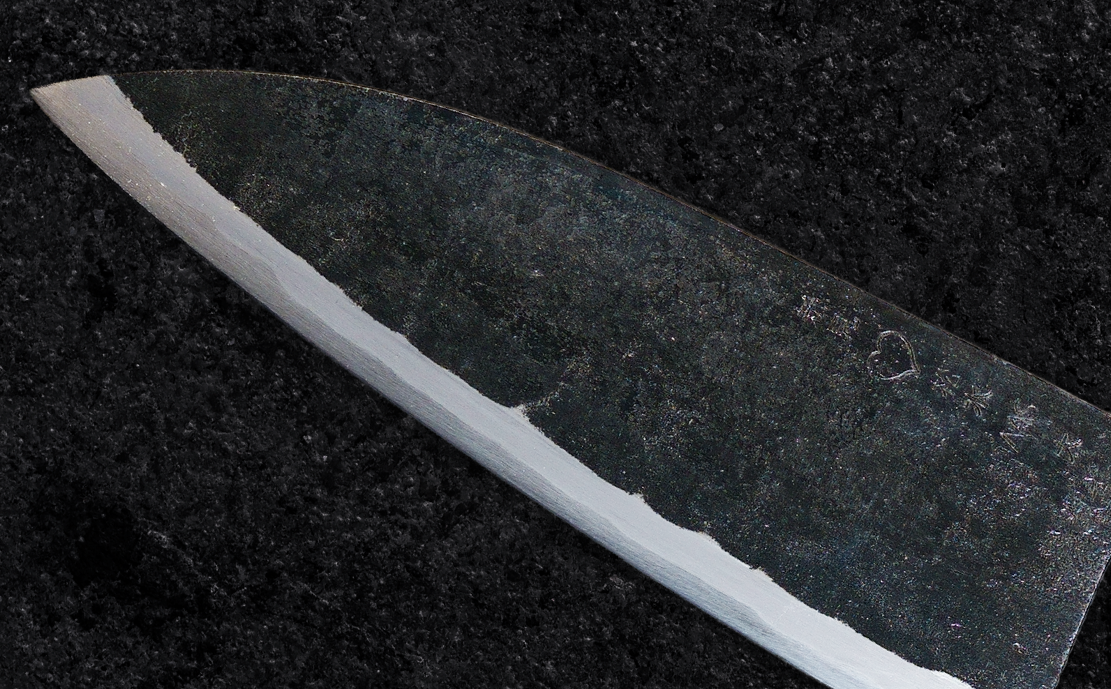 熟練の手打ち鍛造による仕上げで圧倒的な切れ味を実現。食材への入りが滑らかで断面も美しく整う高品質な一本です。