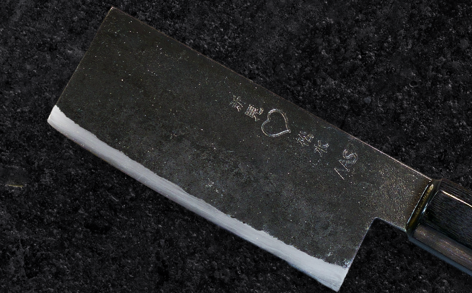 熟練の手打ち鍛造による仕上げで圧倒的な切れ味を実現。食材への入りが滑らかで断面も美しく整う高品質な一本です。