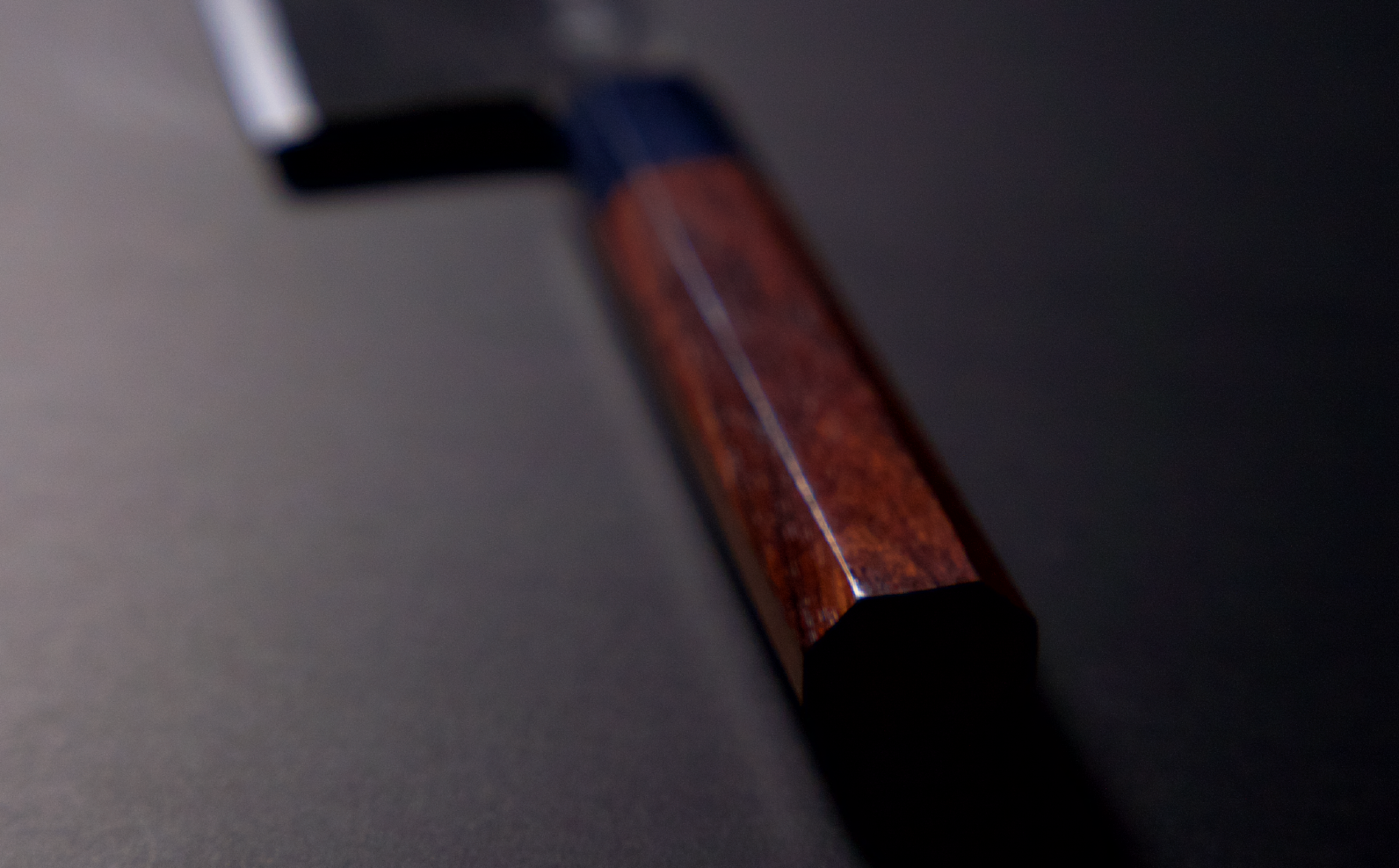 紫檀を用いた八角形の天然木柄。緻密で硬く深みある色合いと重厚な質感。使うほど艶が増し手に馴染みます。