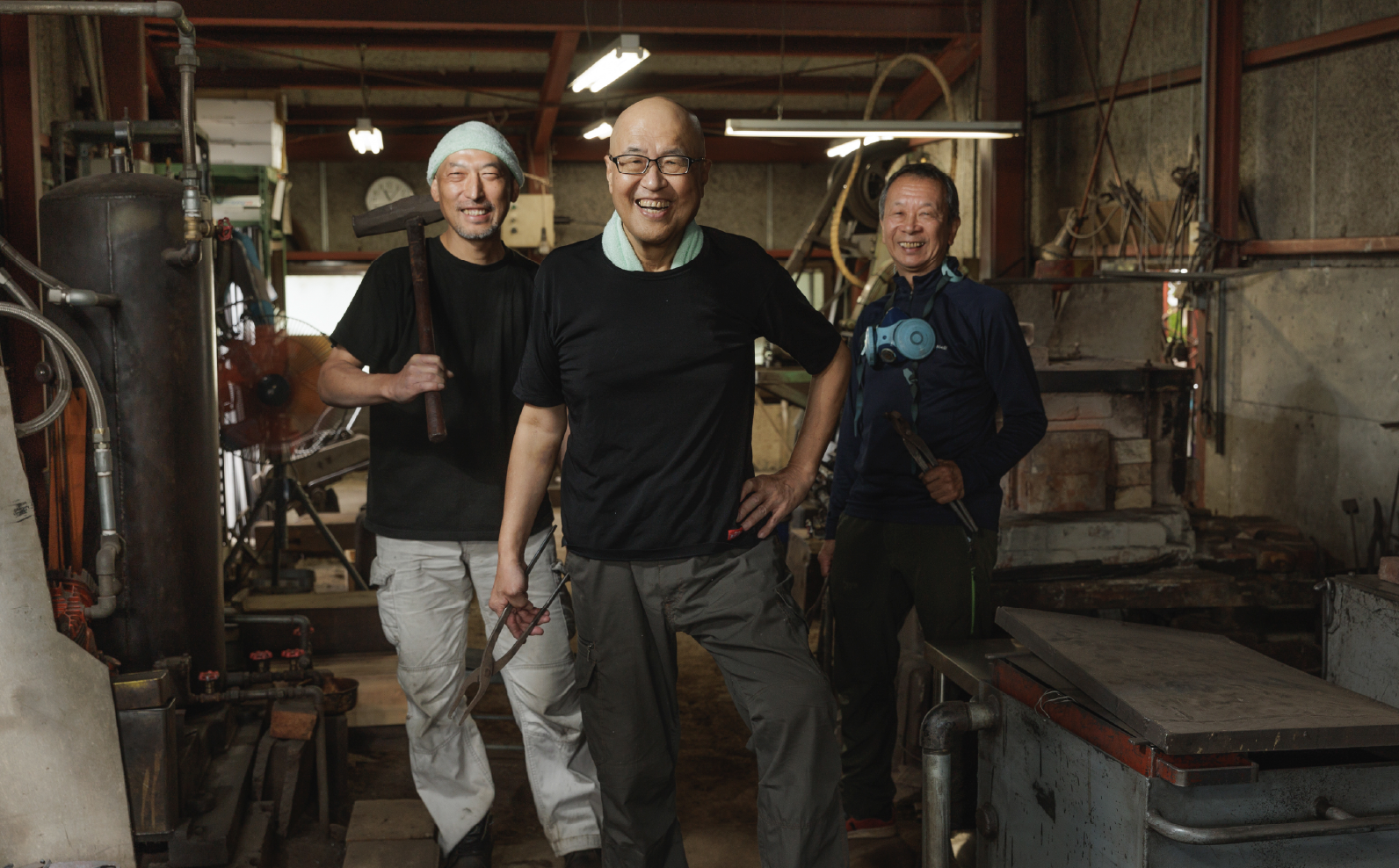 山陰産の最高級青紙スーパーを使用。手打ち鍛造の極薄刃で鋭い切れ味を誇り、家庭からプロまで支持される庖丁です。