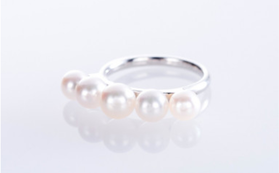 プラチナ（Pt900）の落ち着いた輝きとアコヤ真珠特有の柔らかな光沢