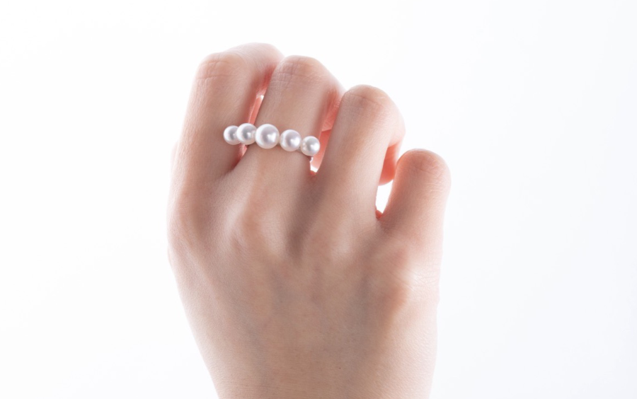 緩やかなカーブを描くフォルム。指にすっとなじむアコヤパールの指輪