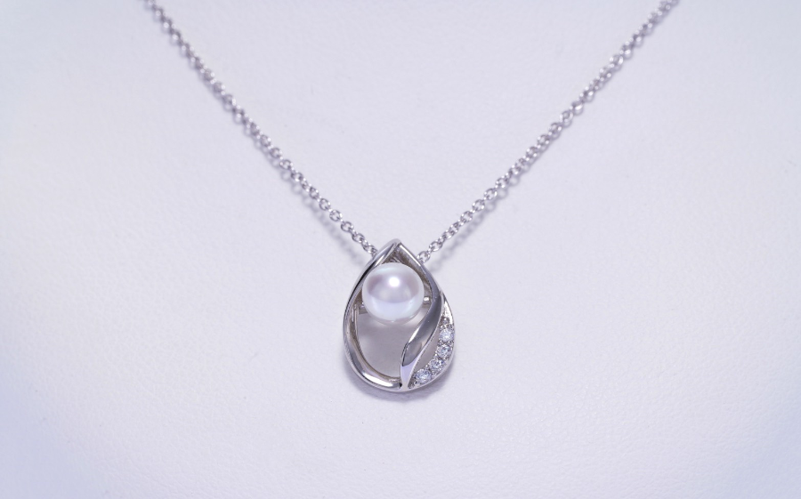 ジルコニアがさりげなく輝くパールネックレス