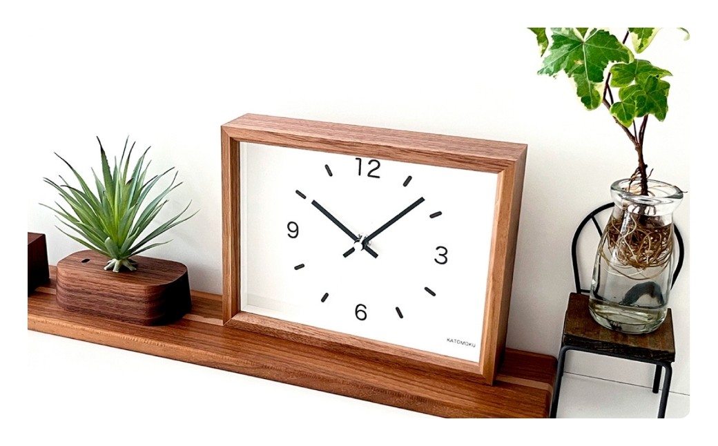 カラーバリエーションはございません。奥のブラウンを発送いたします。