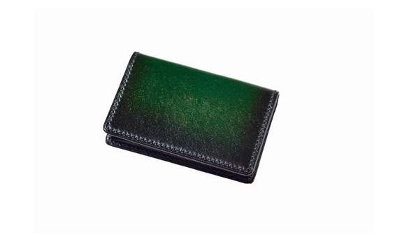 革の柔軟性を守り抜き、漆の艶と深みを纏う――『jaCHRO leather』