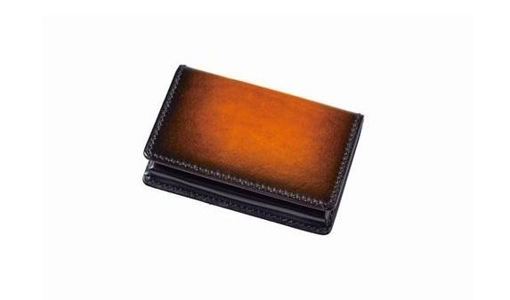 革の柔軟性を守り抜き、漆の艶と深みを纏う――『jaCHRO leather』