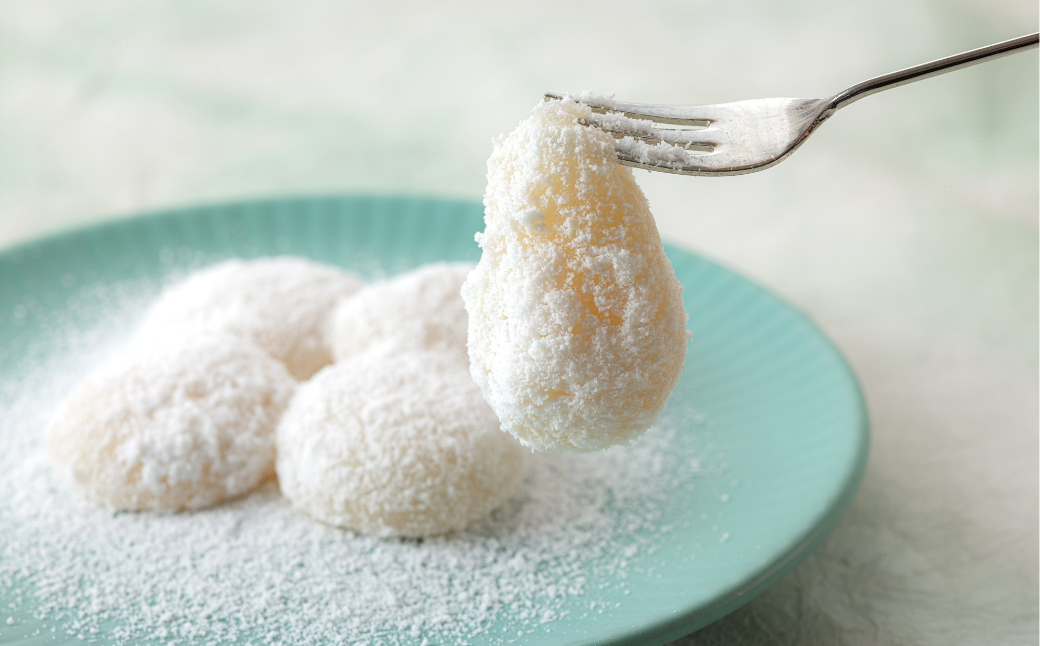 このやわらかさ、弾力、口どけは、西わらび粉100％の本わらび餅ならでは