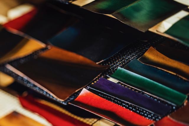 革の柔軟性を守り抜き、漆の艶と深みを纏う――『jaCHRO leather』