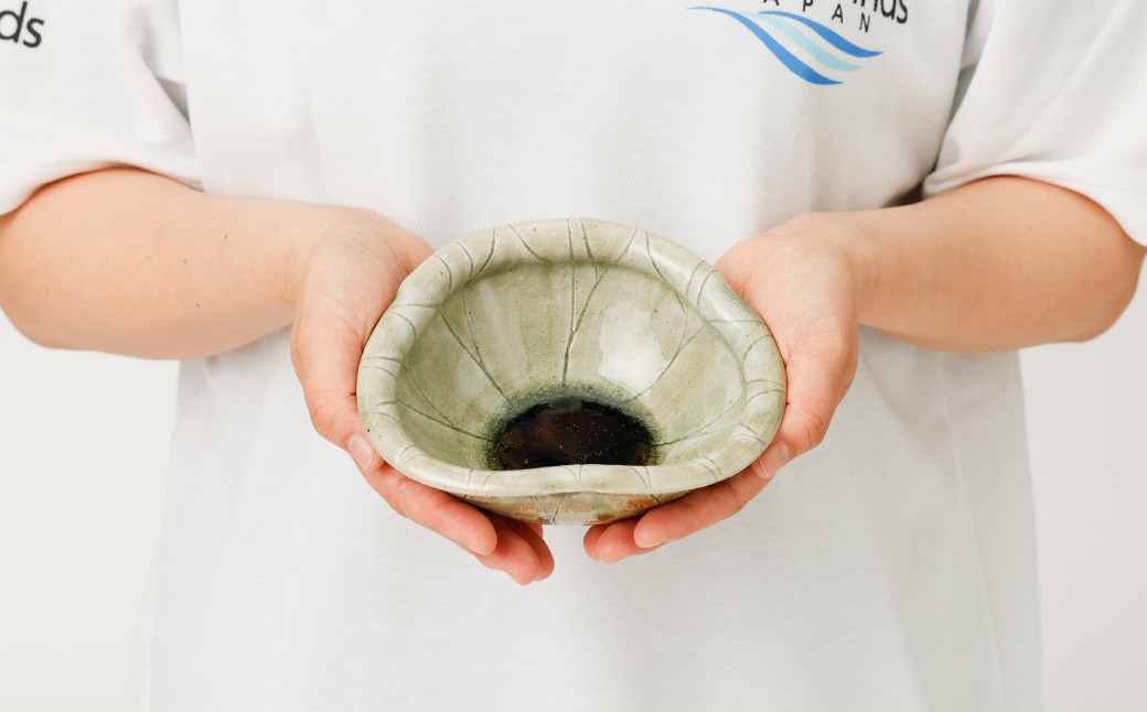 蓮の花をイメージした彫りを見込みとリム、側面全体に施した上品な中鉢。