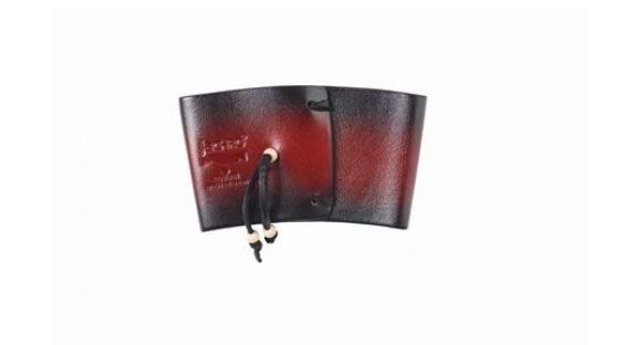 革の柔軟性を守り抜き、漆の艶と深みを纏う――『jaCHRO leather』