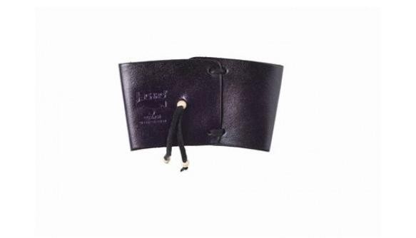 革の柔軟性を守り抜き、漆の艶と深みを纏う――『jaCHRO leather』