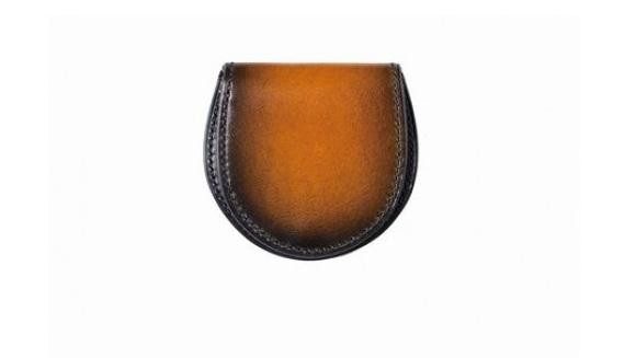 革の柔軟性を守り抜き、漆の艶と深みを纏う――『jaCHRO leather』