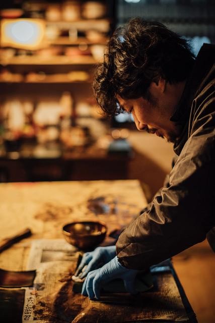 革の柔軟性を守り抜き、漆の艶と深みを纏う――『jaCHRO leather』