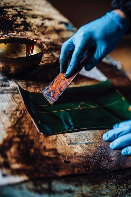 革の柔軟性を守り抜き、漆の艶と深みを纏う――『jaCHRO leather』