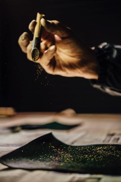 革の柔軟性を守り抜き、漆の艶と深みを纏う――『jaCHRO leather』