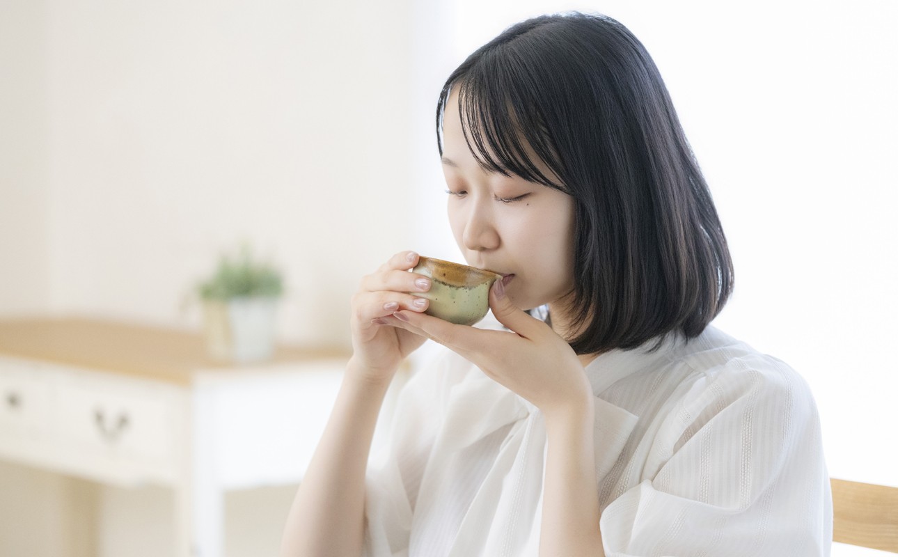 静かで落ち着いた時間で、日本茶の香りと温かさを味わう丁寧な日々をどうぞ