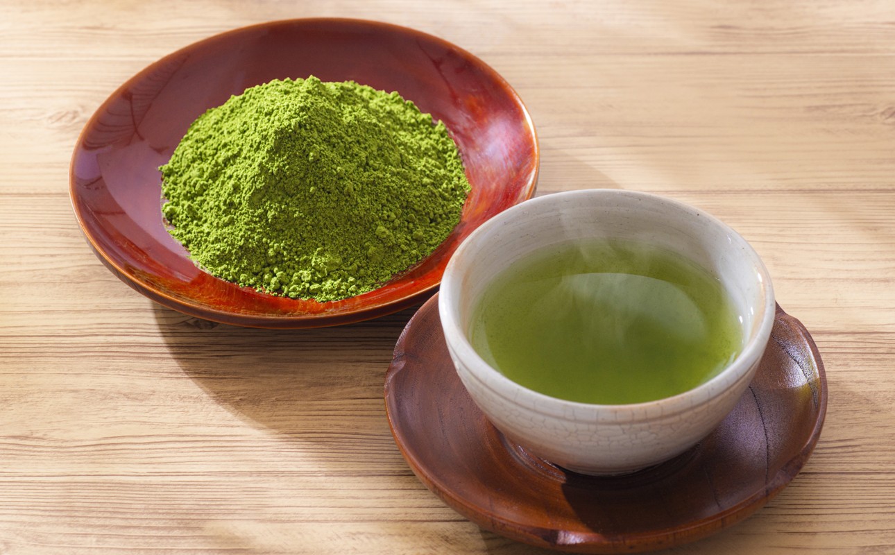 鮮やかな旨みと香りの抹茶粉と豊かな香りとまろやかな旨みが特長のお茶
