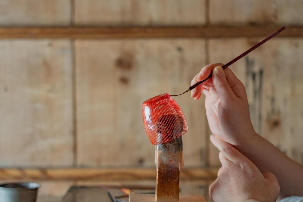 食卓に、万華鏡のひとしずく。漆硝子のきらめきを。