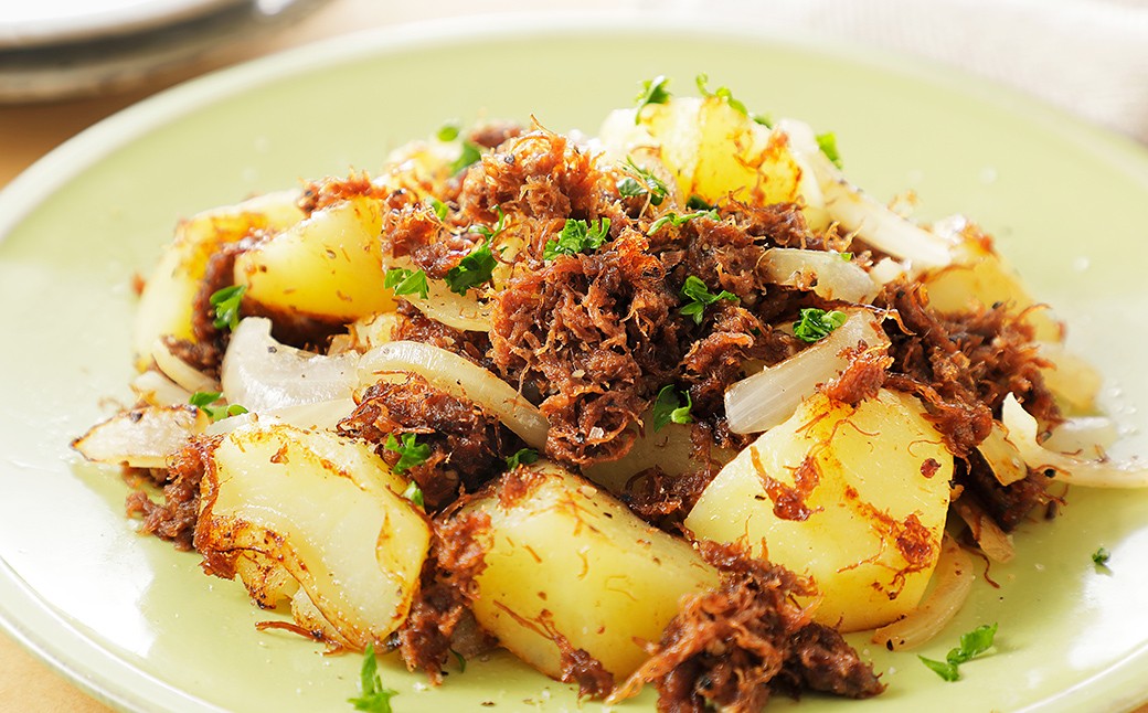 調理例「玉ねぎとジャガイモのコンビーフ炒め」