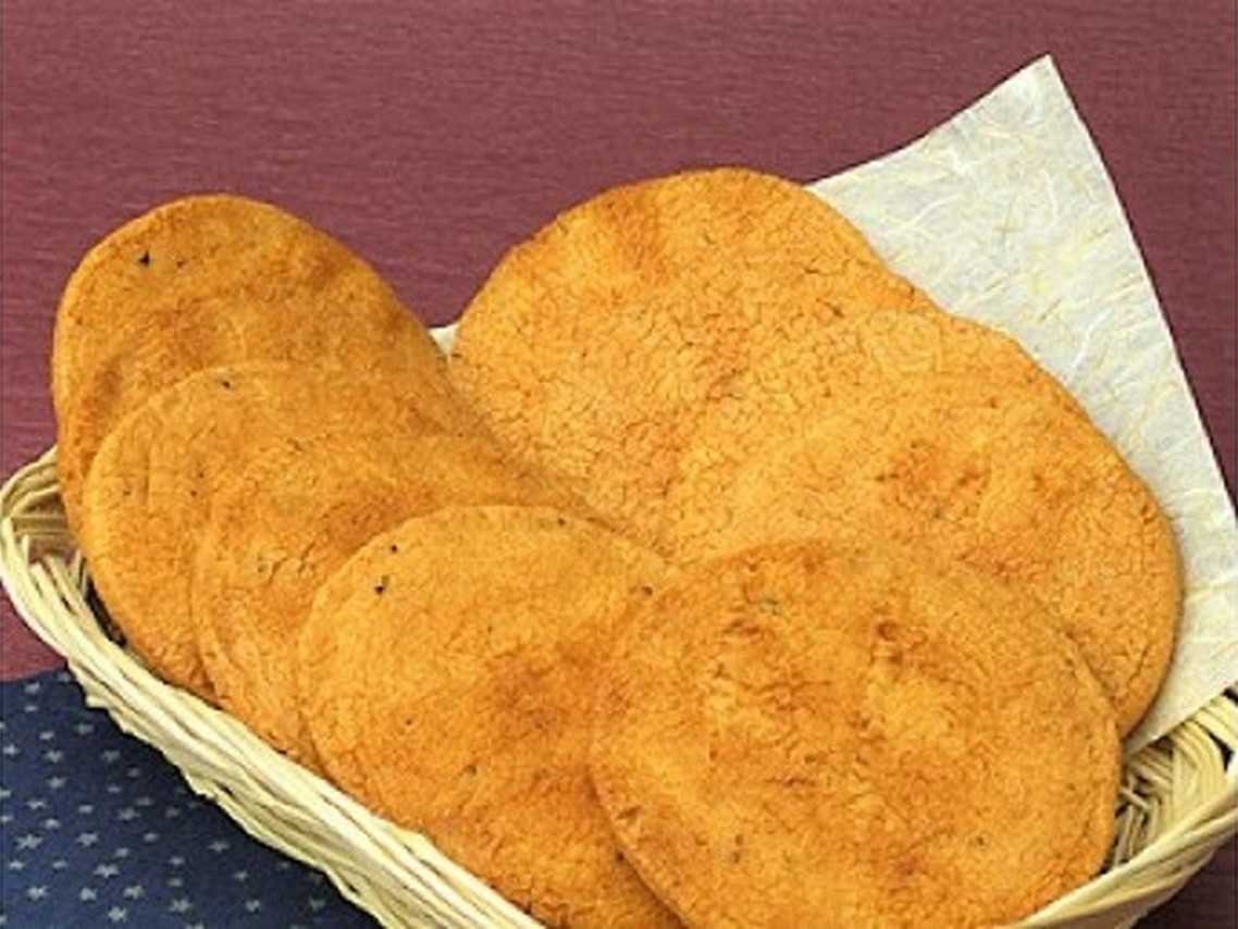 盛り付け例です！和紙を敷いた菓子箱に順序良く並べるとシンプルで綺麗に見えます！