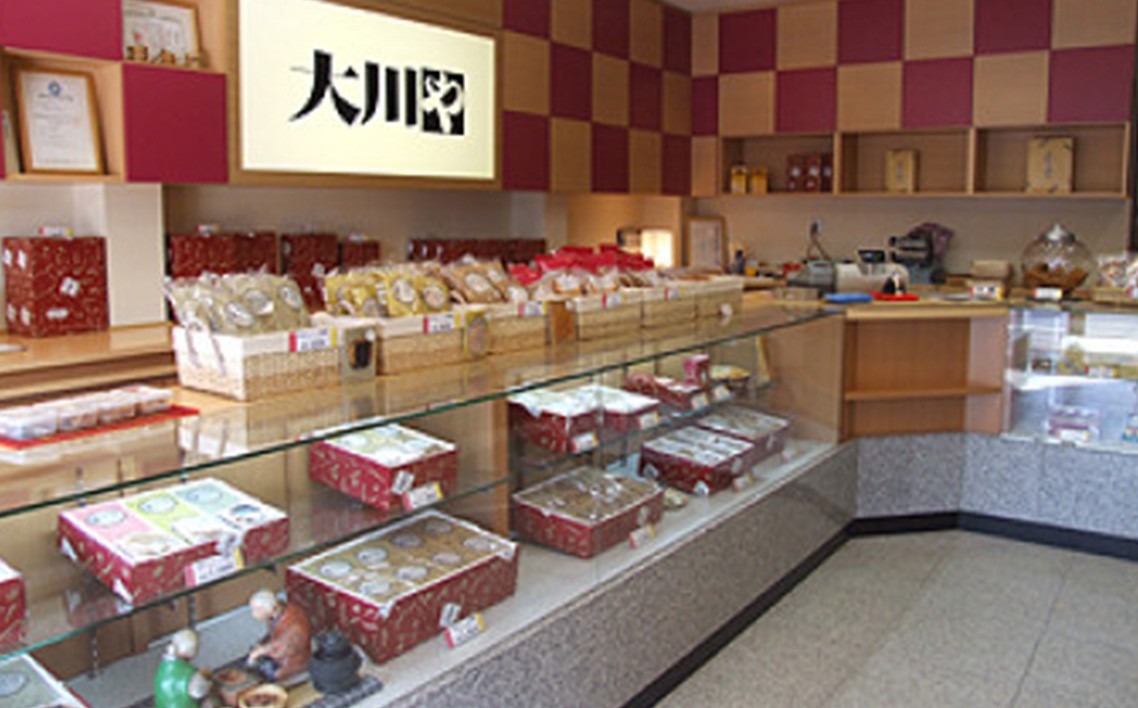 お店の様子。和風のモダンなデザイン。