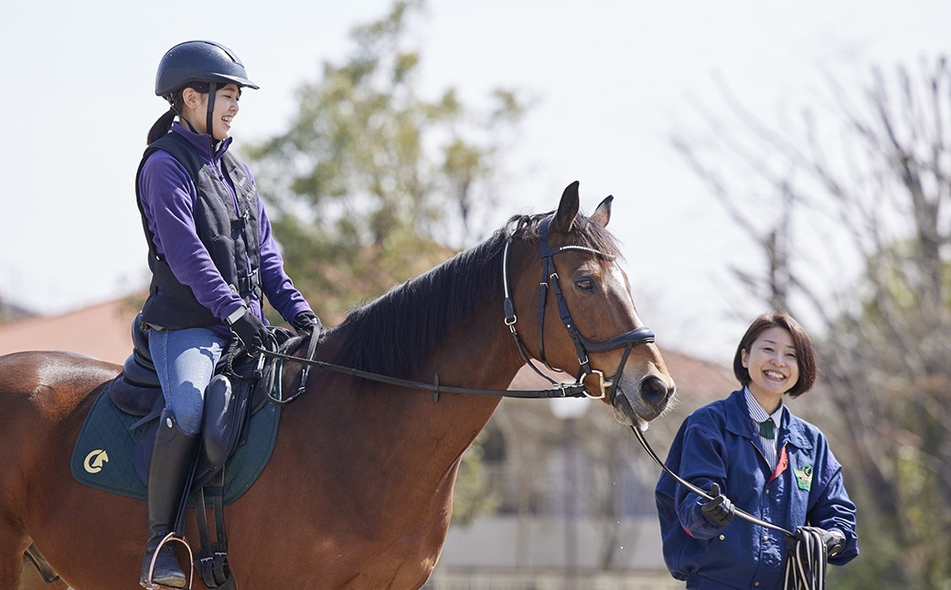 初心者でも安心のレッスン付きで、馬とのふれあいから騎乗まで体験可能。親子・大人どちらも参加できる人気のアクティビティです。