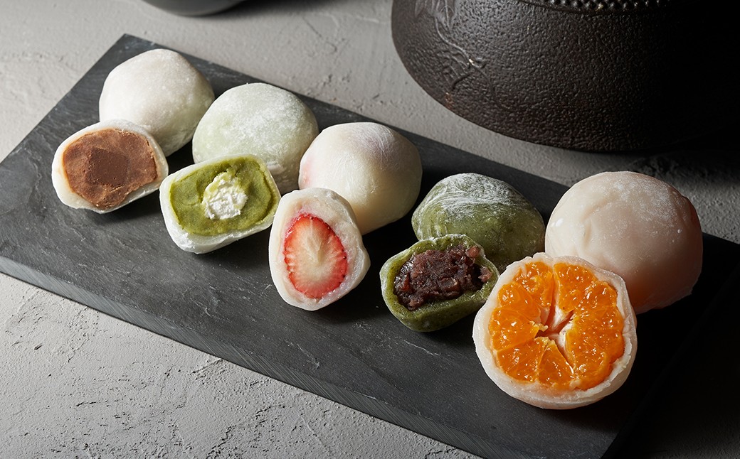 「みかん大福」と「季節で変わる大福」の詰め合わせ（10個入り）をお送りします!写真はイメージです