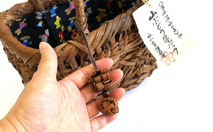 チャームもセットです。