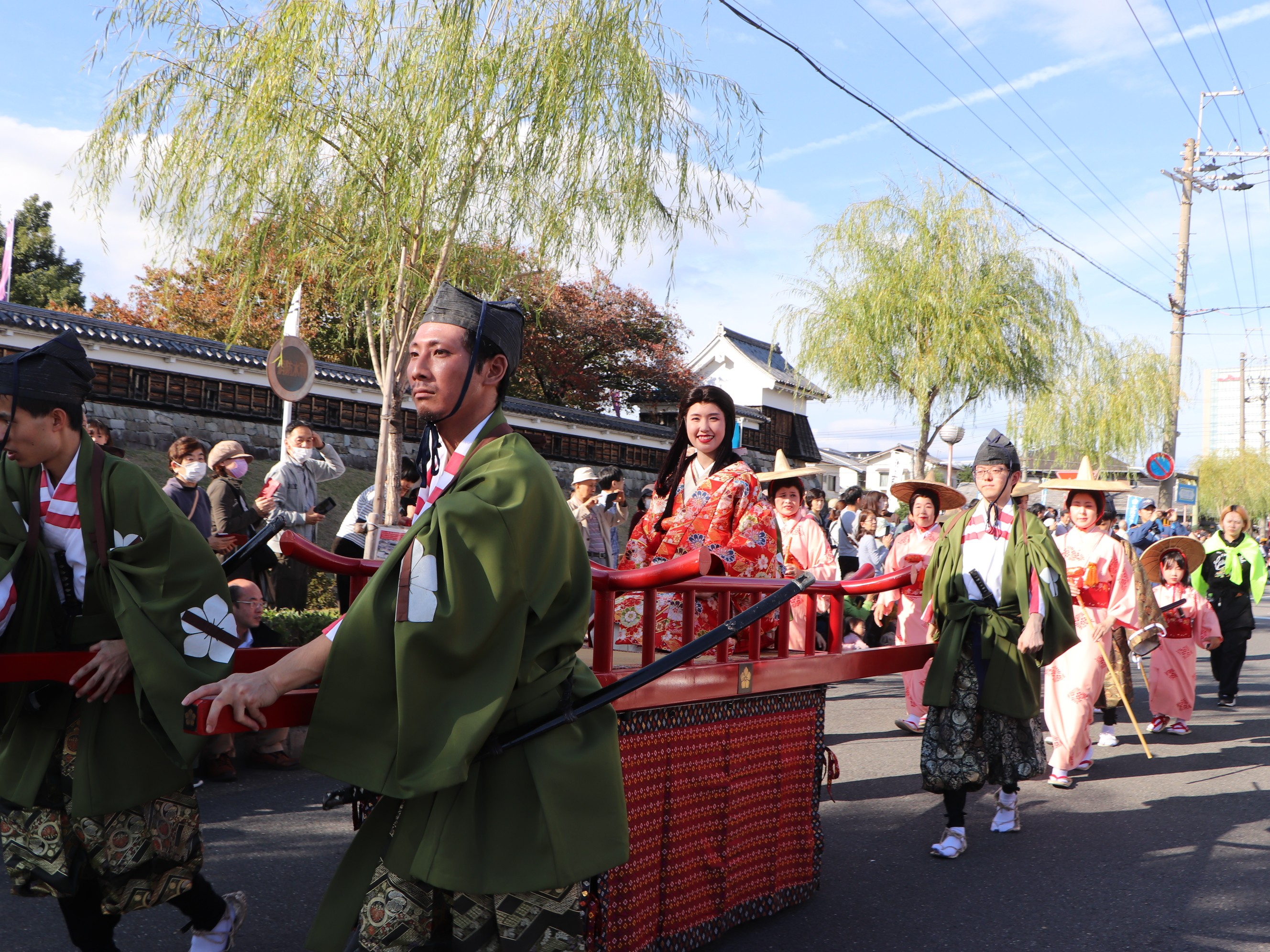 約100名の華やかな輿入れ行列が市内約4キロを練り歩き、勝竜寺城公園に向かいます。
