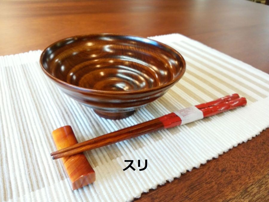 サイズは大・小のご用意です。お色は左から「溜塗」「朱塗」「スリ漆」の３色展開です。