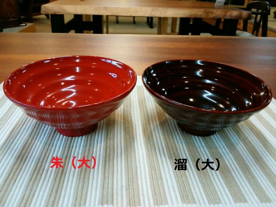 サイズは大・小のご用意です。お色は左から「溜塗」「朱塗」「スリ漆」の３色展開です。