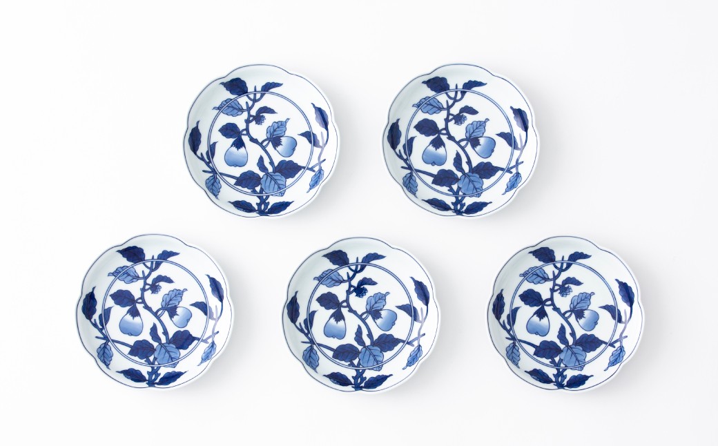 濃（だ）みの濃淡によって茄子の葉と実が生き生きと表現されています。取り皿としても、副菜を盛り付ける皿。