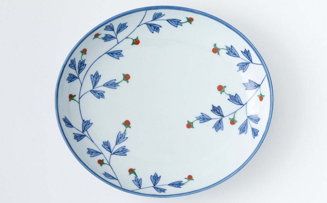 源右衛門窯は古伊万里様式の美を現代に伝えるとともに、積極的な異分野での商品開発で知られる有田を代表する窯元の一つです。