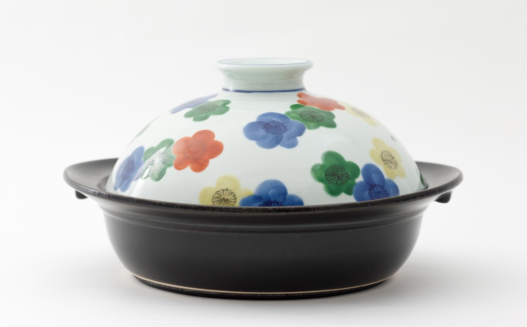 鍋底は特殊な加工が施され、直火とIH機器両方に対応可能です。ふたの取っ手は二重構造のため熱くなりにくくなっています。