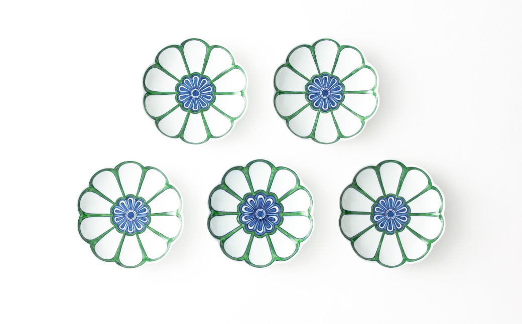 伝統的な菊皿の銘々皿です。緑彩で菊の花弁が縁取りされ、さらに中央には染付で一回り小さな菊絵が描かれています。